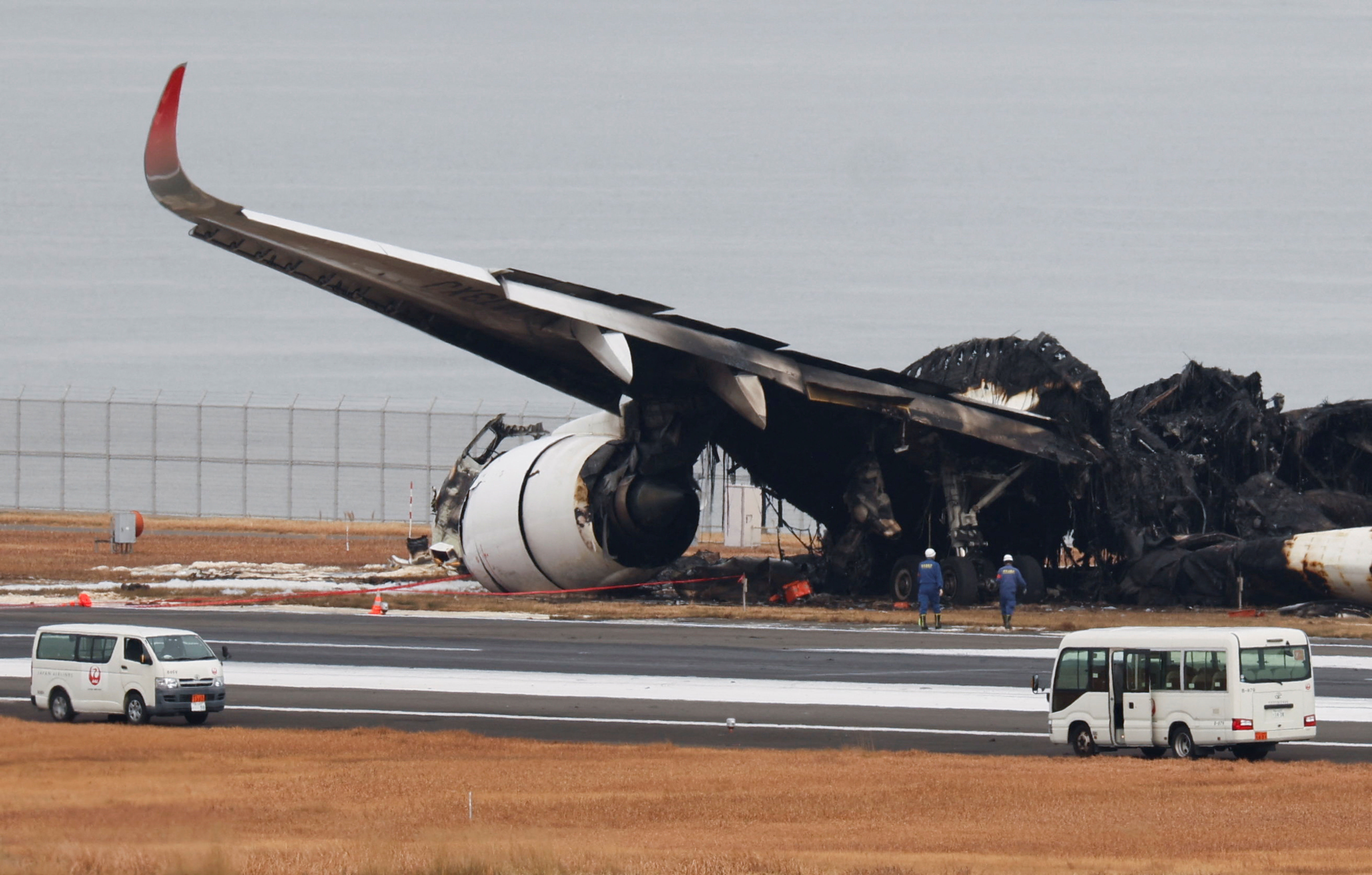 ▲▼日本航空JAL516班機2日在羽田機場起火燃燒。（圖／路透）