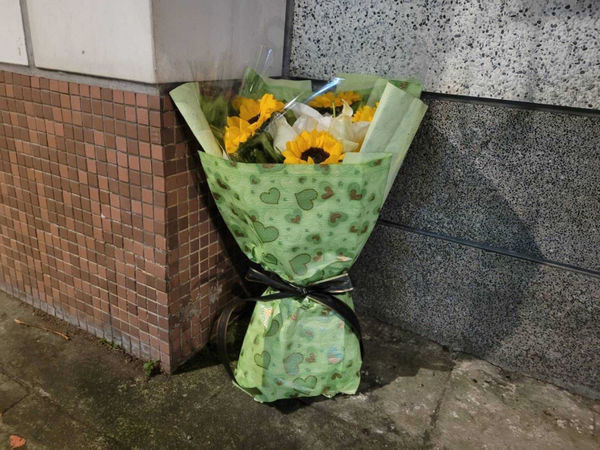 土城少年遭同學砍殺喪命，社會大眾無限哀痛，還有民眾自發性送花哀悼。（圖／讀者提供）