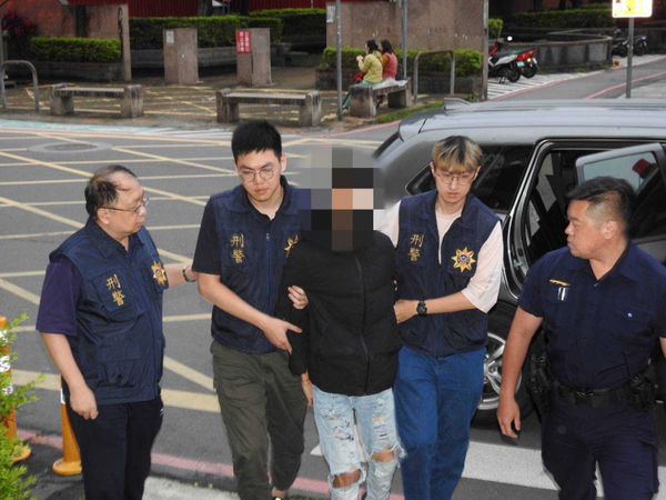 黑幫入侵校園問題惡化，新北2023年3月曾發生幫派大戰，3名少年在黑幫指使下朝當鋪開槍示威。（圖／翻攝畫面）