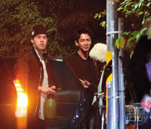 02：38，沒多久，酒吧老闆柯震東也驅車到來，與一群友人一塊現身。