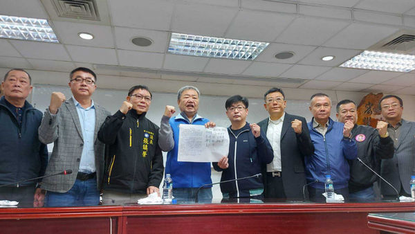 力挺郭台銘的屏東縣議長周典論改支持侯友宜，表態後即遭到檢方羈押獲准，引發全國議長聯誼會長新北市議會議長蔣根煌率多位縣市議長痛批周典論遭到「政治收押」。（圖／報系資料照）