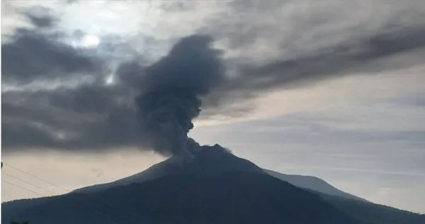 印尼東部火山噴發！灰柱高達1500公尺　機場關閉撤逾2200人