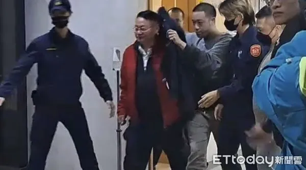 ▲▼北檢偵辦統促黨《反滲透法》案，被告林國信(紅外套)10萬交保。（圖／記者劉昌松翻攝）