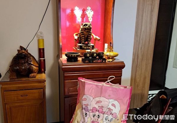 ▲▼供奉海量毒咖啡包給虎爺！藥頭被問「不怕晚上找你」反嗆：吃藥而已。（圖／記者許權毅翻攝）