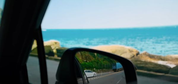 ▲▼賴清德競選影片中，總統蔡英文開車時，特寫後照鏡畫面，顯示2台藍色、白色的車方向不同。（圖／翻攝自YouTube／賴清德）