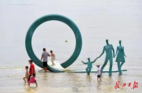 ▲武漢江邊雕塑一家三口變五口。（圖／翻攝自微博）