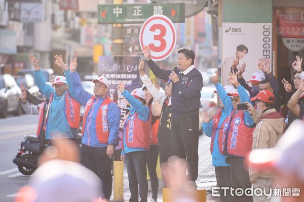 ▲▼傅崐萁率競選團隊、志工在花蓮縣長徐榛蔚陪同下在花蓮市重要路口，向民眾懇託。（圖／國民黨花蓮縣黨部提供，下同）