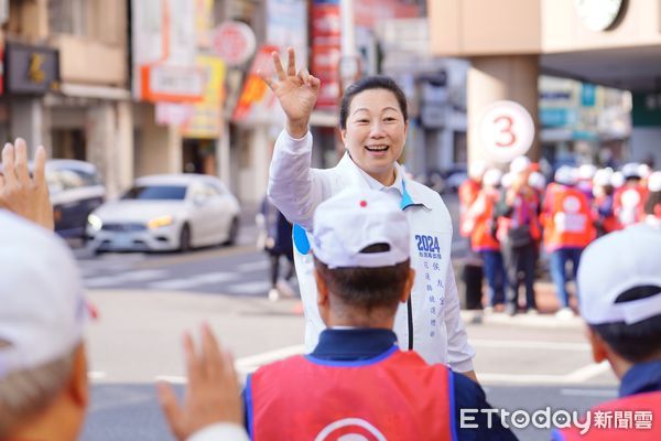 ▲▼傅崐萁率競選團隊、志工在花蓮縣長徐榛蔚陪同下在花蓮市重要路口，向民眾懇託。（圖／國民黨花蓮縣黨部提供，下同）