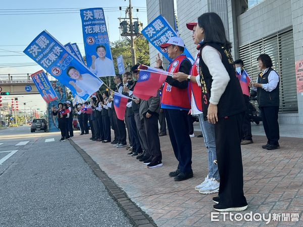 ▲▼傅崐萁率競選團隊、志工在花蓮縣長徐榛蔚陪同下在花蓮市重要路口，向民眾懇託。（圖／國民黨花蓮縣黨部提供，下同）