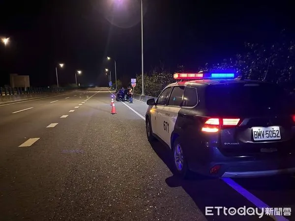 ▲快速道路有許多車輛經過，險象環生，警方立即於現場為女駕駛之人車警戒疏導交通。（圖／記者蔡佩旻翻攝）