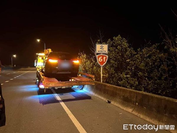 ▲快速道路有許多車輛經過，險象環生，警方立即於現場為女駕駛之人車警戒疏導交通。（圖／記者蔡佩旻翻攝）