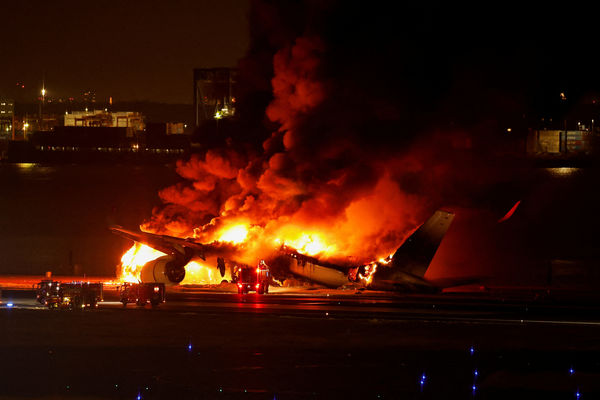 ▲▼ 日本航空JAL516班機2日在羽田機場起火燃燒。（圖／路透）