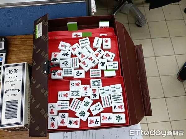 ▲雲林破獲賭場，斗六警分局長黃念生率30多名警力攻堅，逮42人查扣百萬賭資。（圖／記者蔡佩旻翻攝）