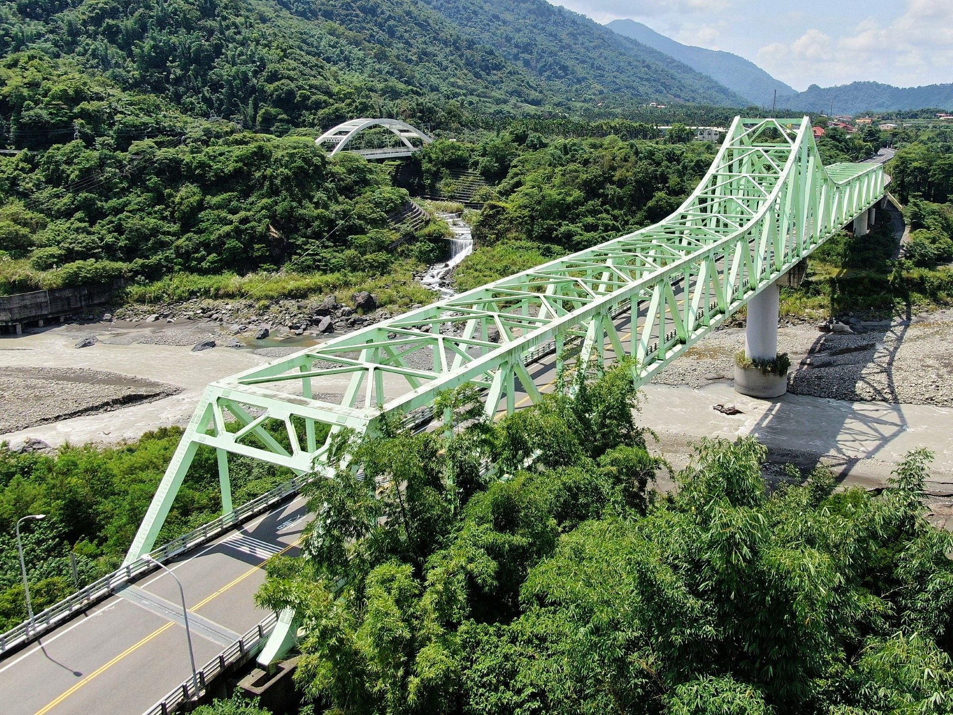 ▲▼中鋼重建新發大橋，透過紮實的鋼結構橋梁，重新連結荖濃溪兩岸交通道路。（圖／中鋼提供）