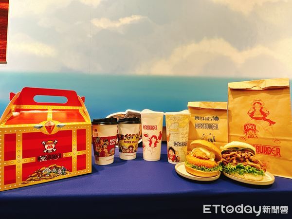 ▲▼「摩斯漢堡X航海王」聯名，除了推出限定餐點包裝，還有9款聯名周邊商品可加價購。（圖／記者林育綾攝）