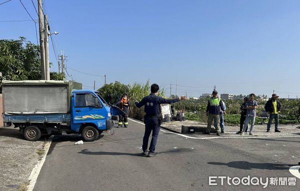 ▲▼高雄兩部小貨車發生追撞。（圖／記者許宥孺翻攝）