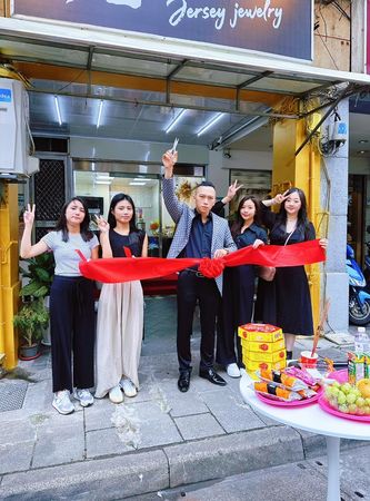 ▲▼ 珠寶商歌手周靄宏推出新歌講述創業以來的心聲，砸百萬開首家珠寶實體店面。（圖／周靄宏本人提供）