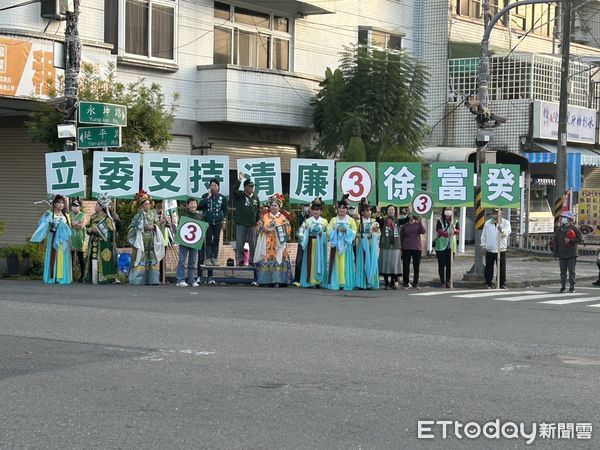 ▲屏東縣第二選區立委候選人徐富癸支持者，以實際行動相挺，包括墾丁潛水人員在魚群穿梭中舉牌、滿州SUP愛好者站在海中舉牌、潮州歌仔戲裝扮拜票。（圖／記者陳弘修翻攝）