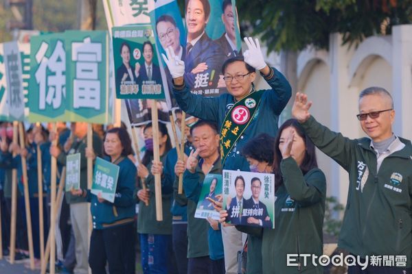 ▲屏東縣第二選區立委候選人徐富癸支持者，以實際行動相挺，包括墾丁潛水人員在魚群穿梭中舉牌、滿州SUP愛好者站在海中舉牌、潮州歌仔戲裝扮拜票。（圖／記者陳弘修翻攝）