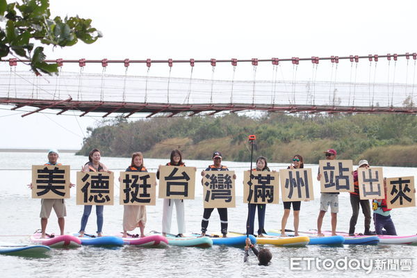 ▲屏東縣第二選區立委候選人徐富癸支持者，以實際行動相挺，包括墾丁潛水人員在魚群穿梭中舉牌、滿州SUP愛好者站在海中舉牌、潮州歌仔戲裝扮拜票。（圖／記者陳弘修翻攝）