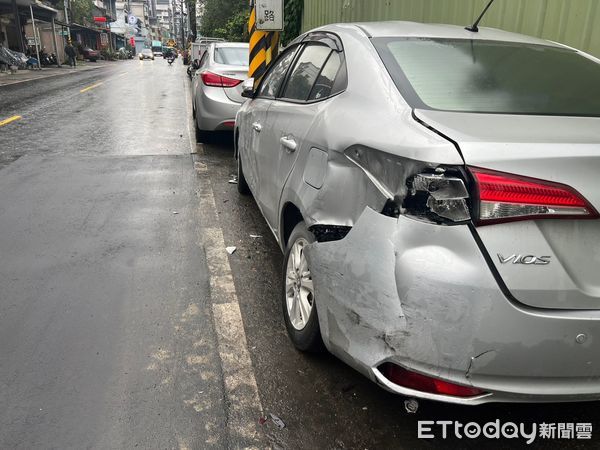 ▲▼張男酒駕撞路旁小客車，肇事後下車逃逸，被害車輛左後車燈毀損，車體鈑金嚴重凹陷             。（圖／記者陳以昇翻攝）