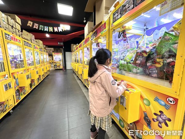 ▲台南夾零食場業者推出「夾零食換雞」活動。（圖／記者楊惠琪攝）