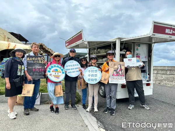 ▲台東縣政府政風處，偕同「無印良品台東移動服務車」反賄選。（圖／記者楊漢聲翻攝）