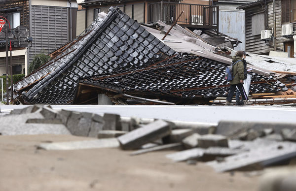 ▲▼ 日本石川縣輪島市3日災後現場，建築物坍塌。（圖／達志影像／美聯社）