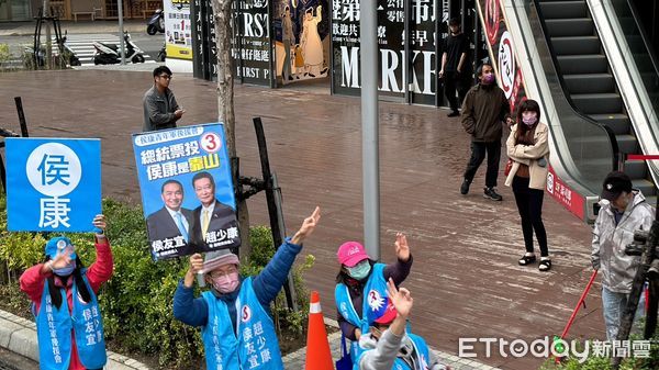 ▲▼柯文哲桃園車掃下午場掃楊梅、中壢，民眾比倒讚。（圖／記者袁茵攝）