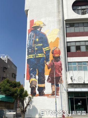 ▲杉木藝術團隊至台南市消防局崇善分隊，攜手打造「守護」大型壁畫，在分隊外牆面展現一幅具獨特意義的巨型壁畫。（圖／記者林東良翻攝，下同）