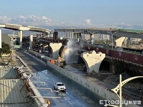 ▲▼        台74崇德段管線破裂，水柱狂噴3公尺高     。（圖／記者許權毅攝）