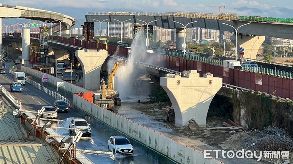 ▲▼        台74崇德段管線破裂，水柱狂噴3公尺高     。（圖／記者許權毅攝）