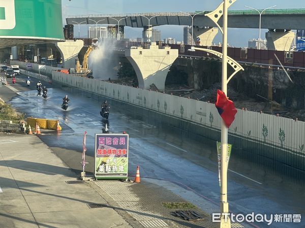 ▲▼        台74崇德段管線破裂，水柱狂噴3公尺高     。（圖／記者許權毅攝）