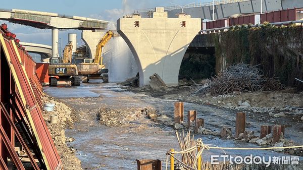 ▲▼        台74崇德段管線破裂，水柱狂噴3公尺高     。（圖／記者許權毅攝）