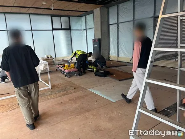 ▲▼鶯歌陶瓷博物館水電師傅踩空墜落，救護人員到場將他送醫             。（圖／記者陳以昇翻攝）