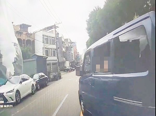 ▲桃園警分局日前接獲檢舉，惡意逼車、急煞等危險駕駛行為，圖為去年7月一輛廂型車惡意逼車，影像都被後方機車行車紀錄器錄下。（圖／桃警提供）