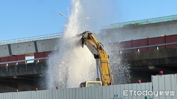 ▲▼兇手找到了！台中驚現「10m高湧泉」自來水噴2hrs　怪手闖的禍。（圖／記者許權毅攝）