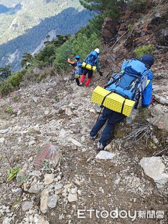 ▲2名山友於南三段無雙東峰因受傷而脫隊，獲信義、玉山消防分隊成功救援。（圖／記者高堂堯翻攝）