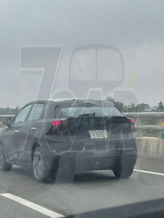 最快 2024 上半年登場！？　MG4 EV 偽裝車街頭捕獲