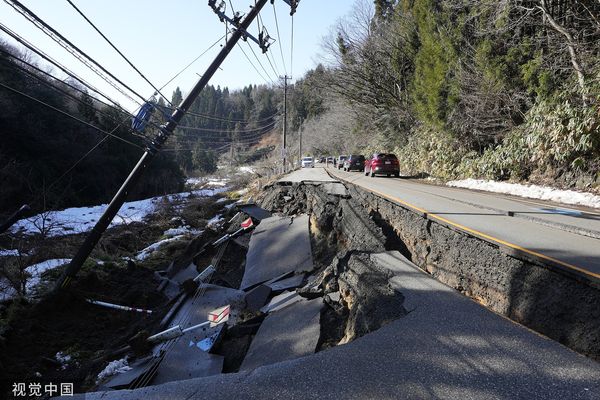 ▲▼日本石川縣能登地區在強震後地面出現嚴重破裂。（圖／CFP）