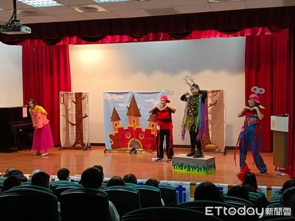 ▲彩虹愛家原創音樂劇「神奇裝備-黑森林歷險記」，探討當今3C世代手機成癮，造成親子關係間的疏離。（圖／彩虹愛家提供）