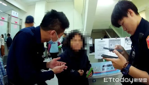 ▲保七員警向王婦勸說。（圖／記者楊漢聲翻攝）