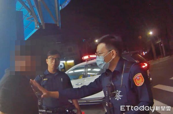 ▲▼洪姓男子因騎車不穩遭警方攔查，要對他酒測時，卻爆氣說：「我讓你們罰100萬元，我現在要走路回家」，經員警大聲喝斥才配合酒測，結果酒測值0.65毫克超標，隨即遭上銬逮捕秒變龜孫。（圖／記者吳世龍翻攝）