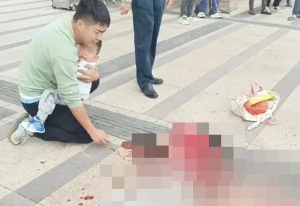 ▲▼陸男公園隨機捅人30刀　行兇後馬上跳樓身亡。（圖／翻攝上游新聞）