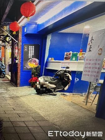 ▲女騎士機車暴衝撞入路旁飲料店家。（圖／記者張君豪翻攝）