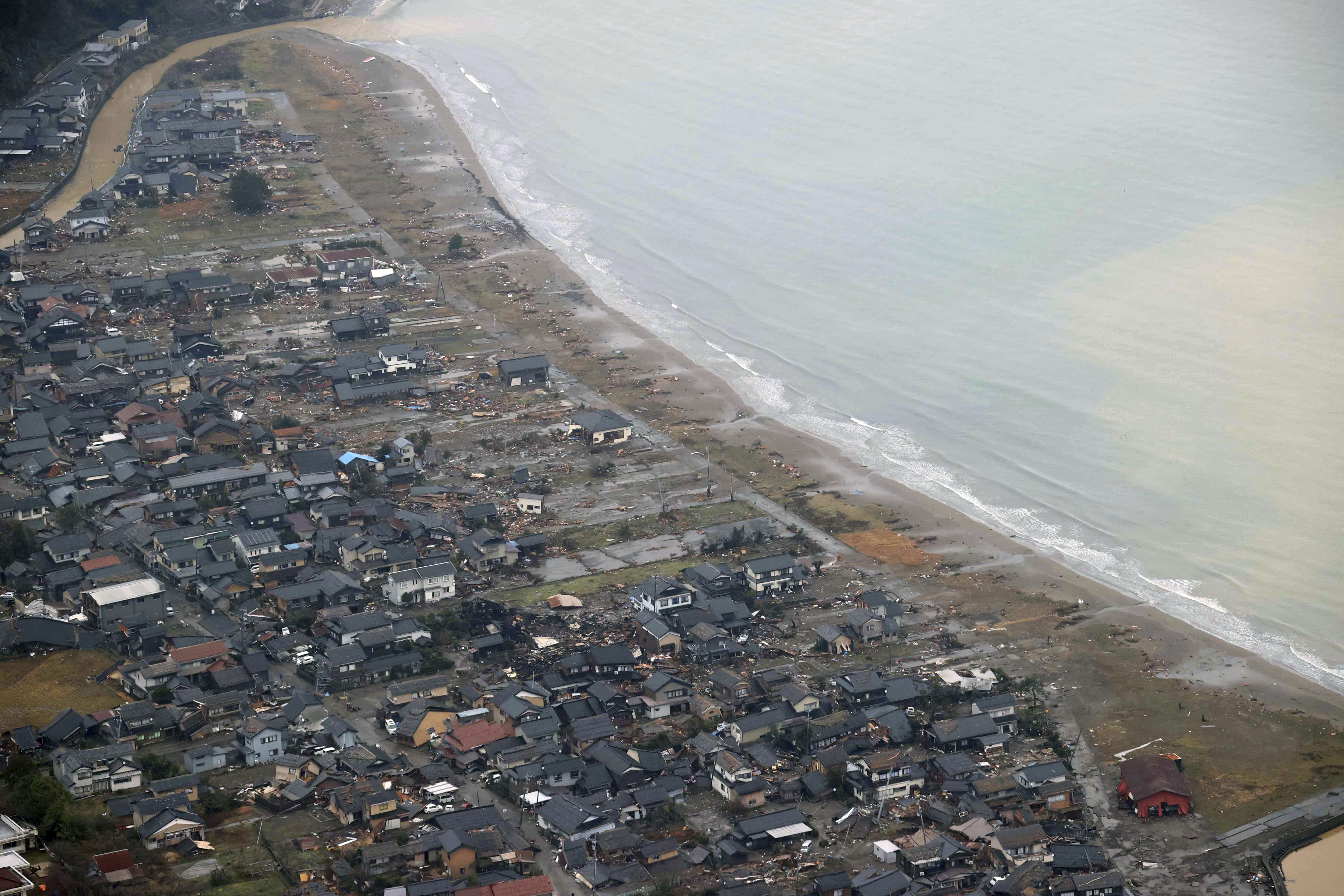 ▲▼日本石川縣珠洲市境內多為木造建築，強震後許多民宅崩塌，鳥瞰景象宛如戰爭轟炸。（圖／達志影像／美聯社）