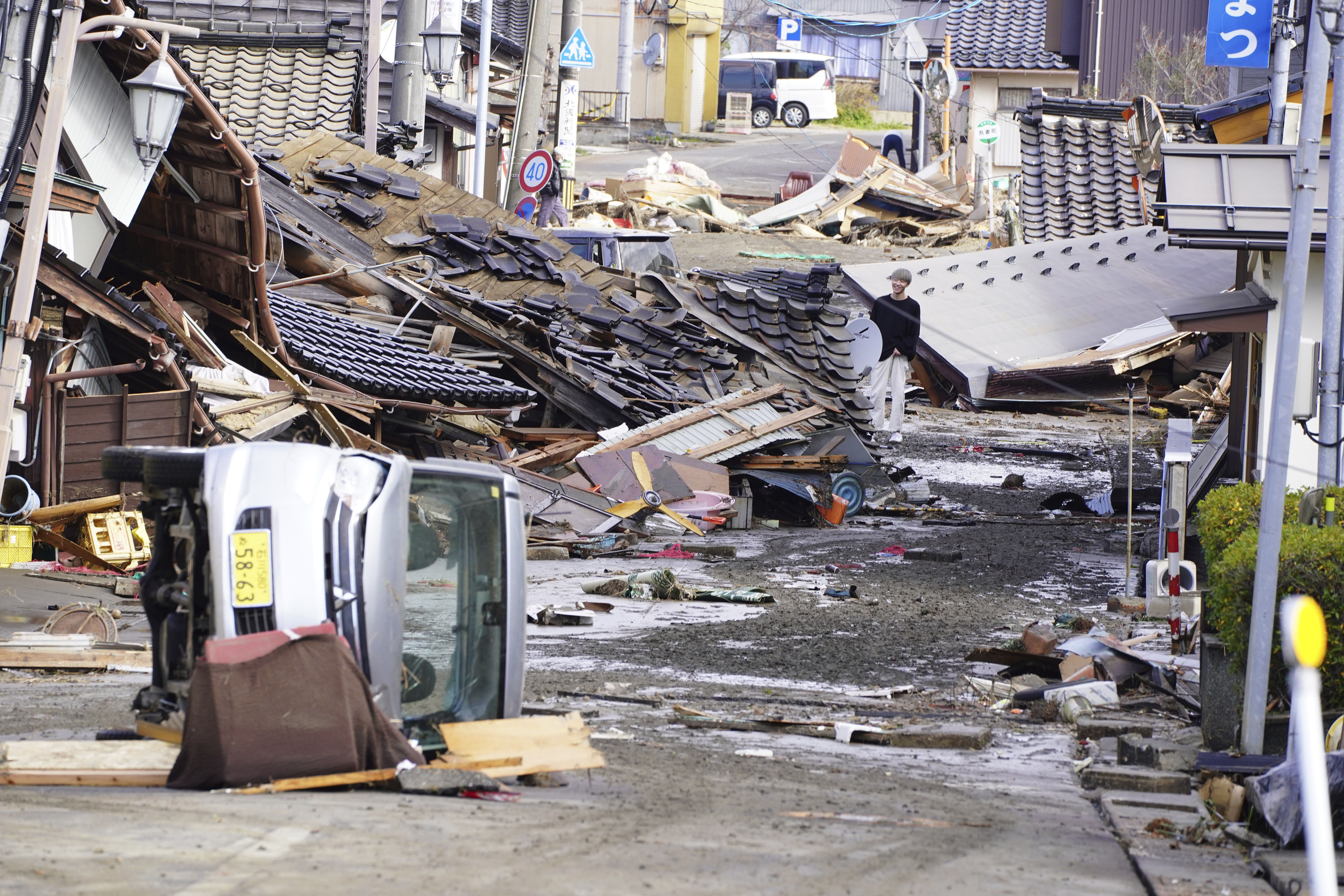 ▲▼石川縣珠洲市建築崩塌、車輛遭沖毀。（圖／達志影像／美聯社）