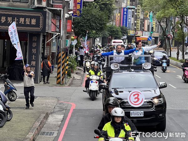 ▼侯友宜4日與張智倫上午在中和車隊掃街。（圖／記者蘇晏男攝）