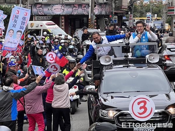 ▲▼侯友宜4日與張智倫上午在中和車隊掃街。（圖／記者蘇晏男攝）