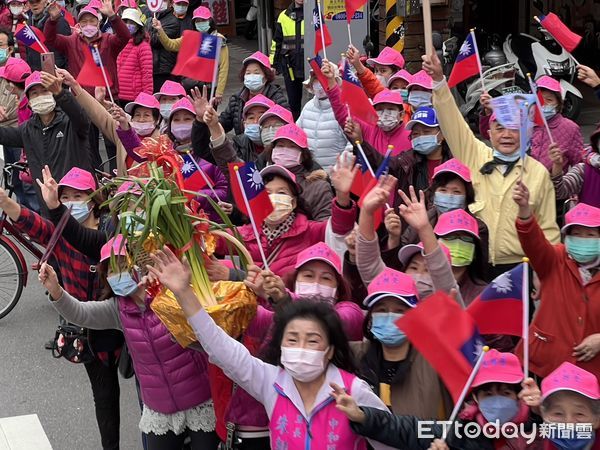 ▲▼侯友宜4日與張智倫上午在中和車隊掃街。（圖／記者蘇晏男攝）